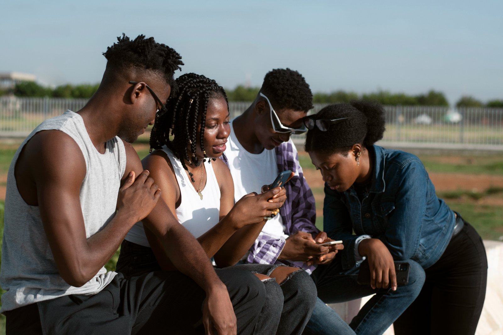 Certains Jeunes Ivoiriens Sont Toujours Distraits par Leur Téléphone dans Leur Vie Quotidienne ?